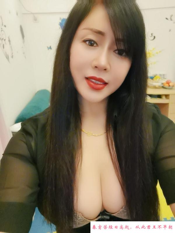 黑丝诱人丰满少妇 第3张