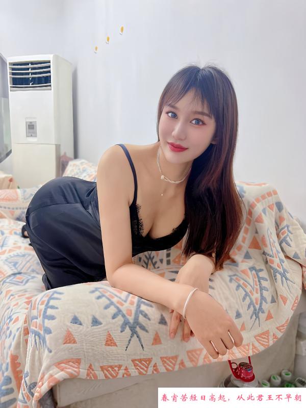 一字马女神乐乐 第1张