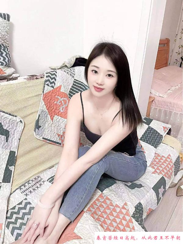 皮肤白大胸老师 第1张