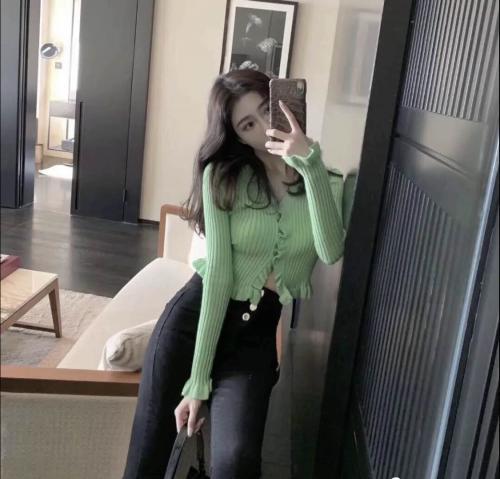 极品美女一线天,粉嫩奶子馒头逼 第3张