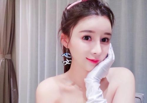 长腿美女的丝袜被我撕烂了,第一次撕感觉不错 第2张