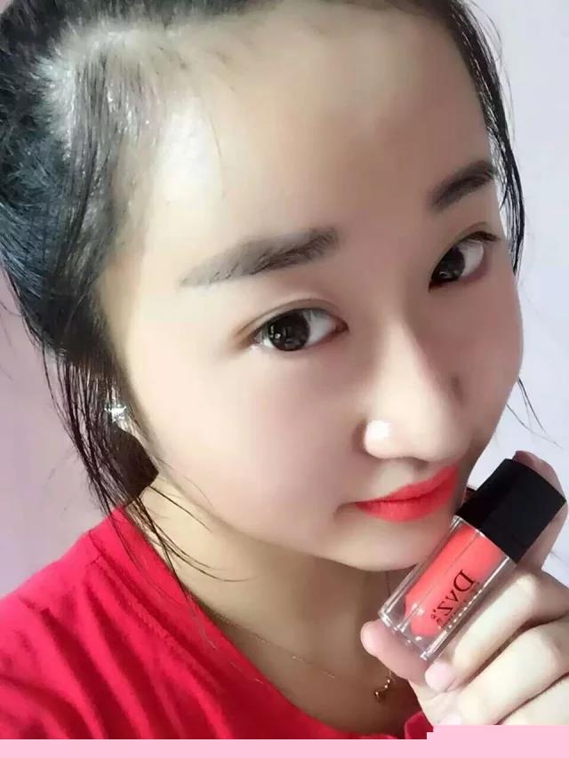 不到20岁的小妹子，看着好嫩 第3张
