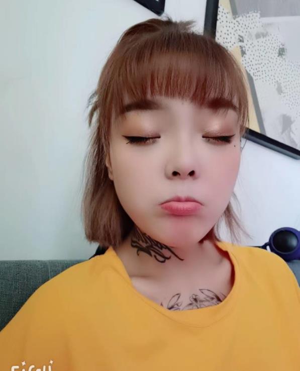 五和地铁口小妹 第1张