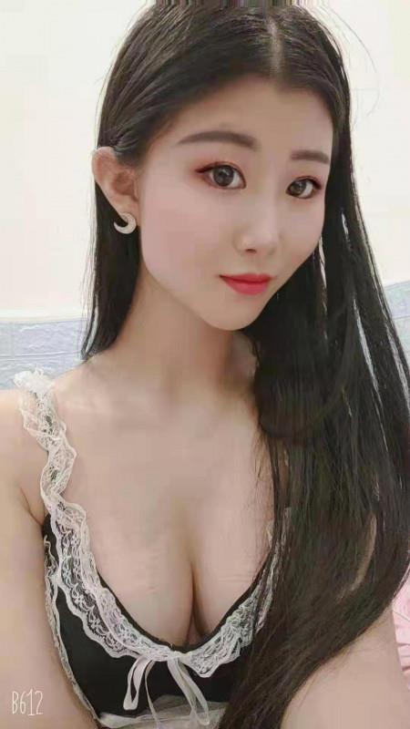 清湖地铁站附近小姐姐 第2张