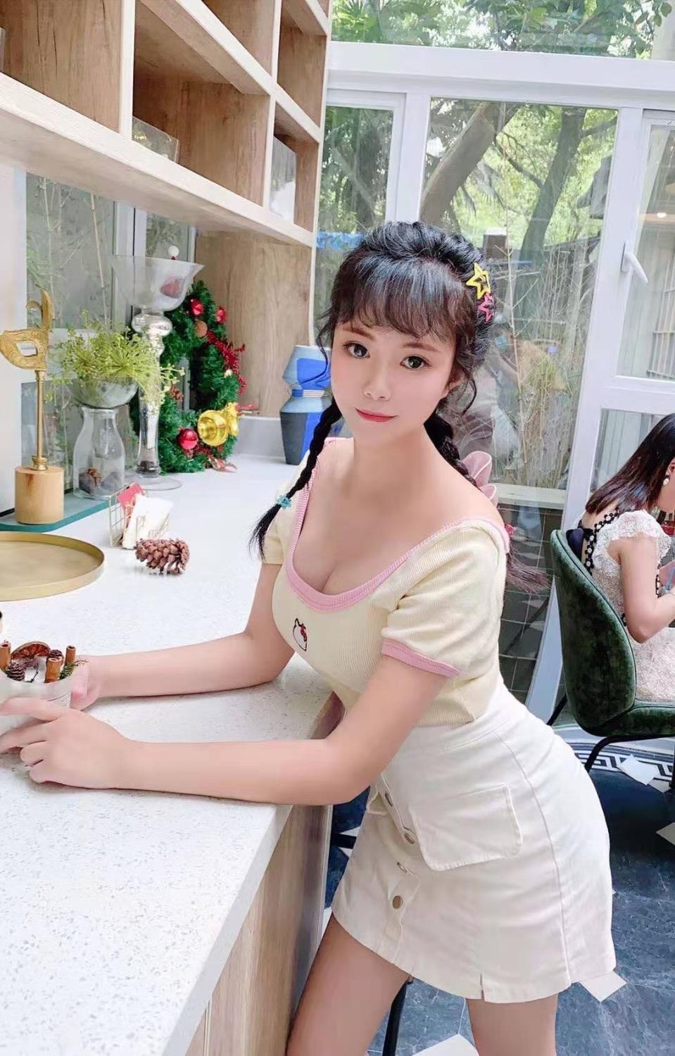 00后中南路小姐姐 第2张