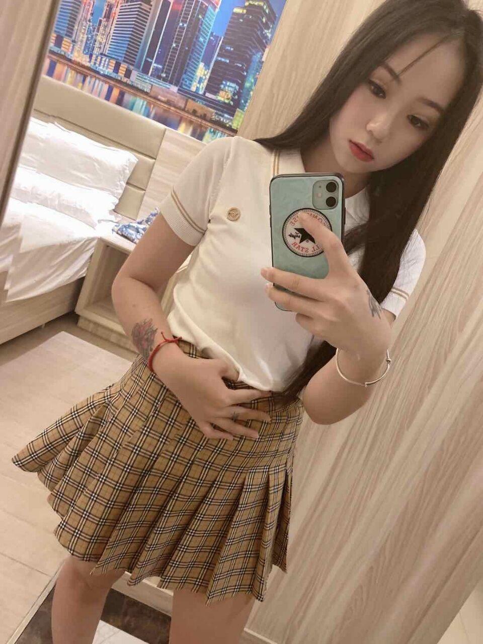 八一广场附近小嫩妹 第1张