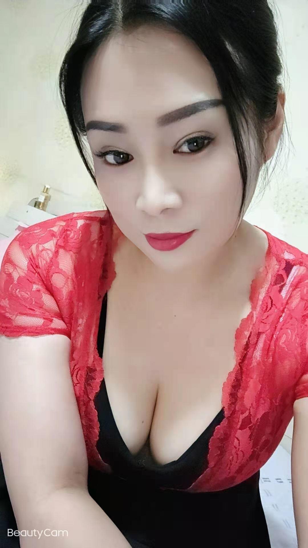 潘家园丰乳肥臀熟女御姐，吊带丝袜很不错 第1张