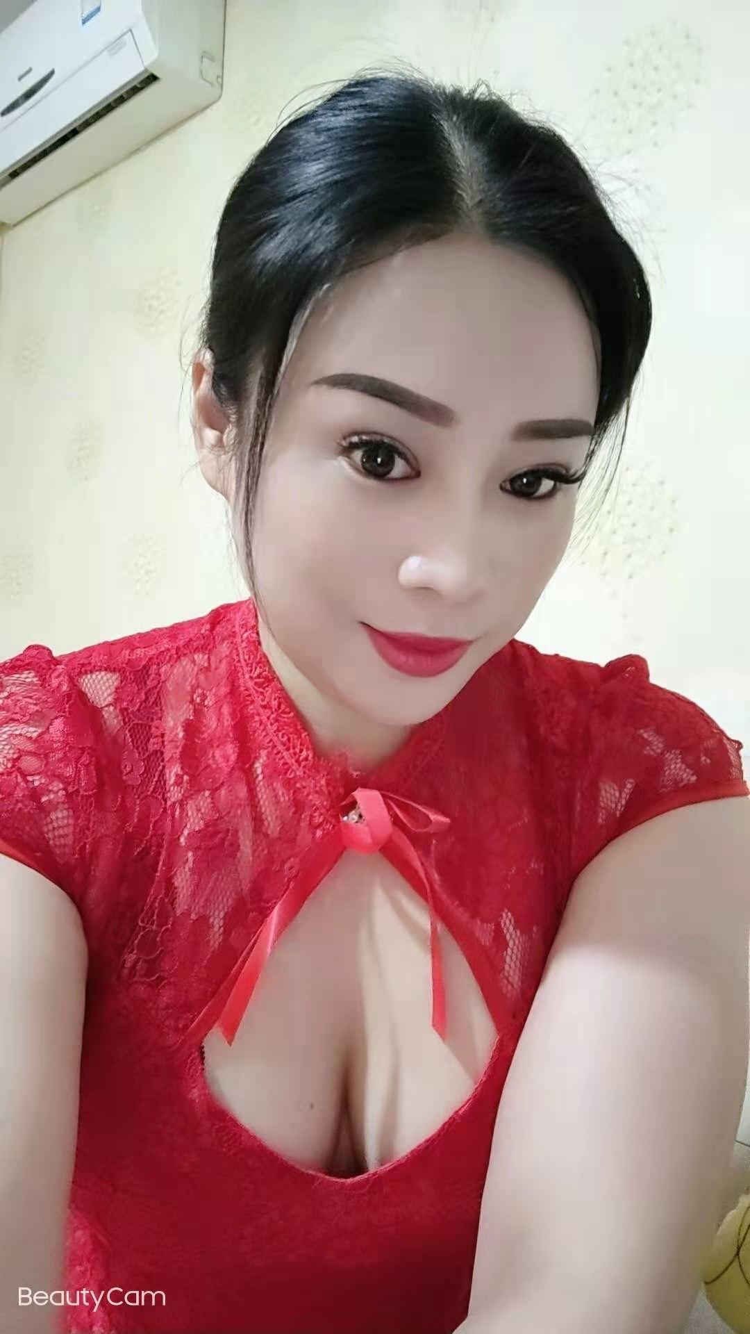 潘家园丰乳肥臀熟女御姐，吊带丝袜很不错 第3张