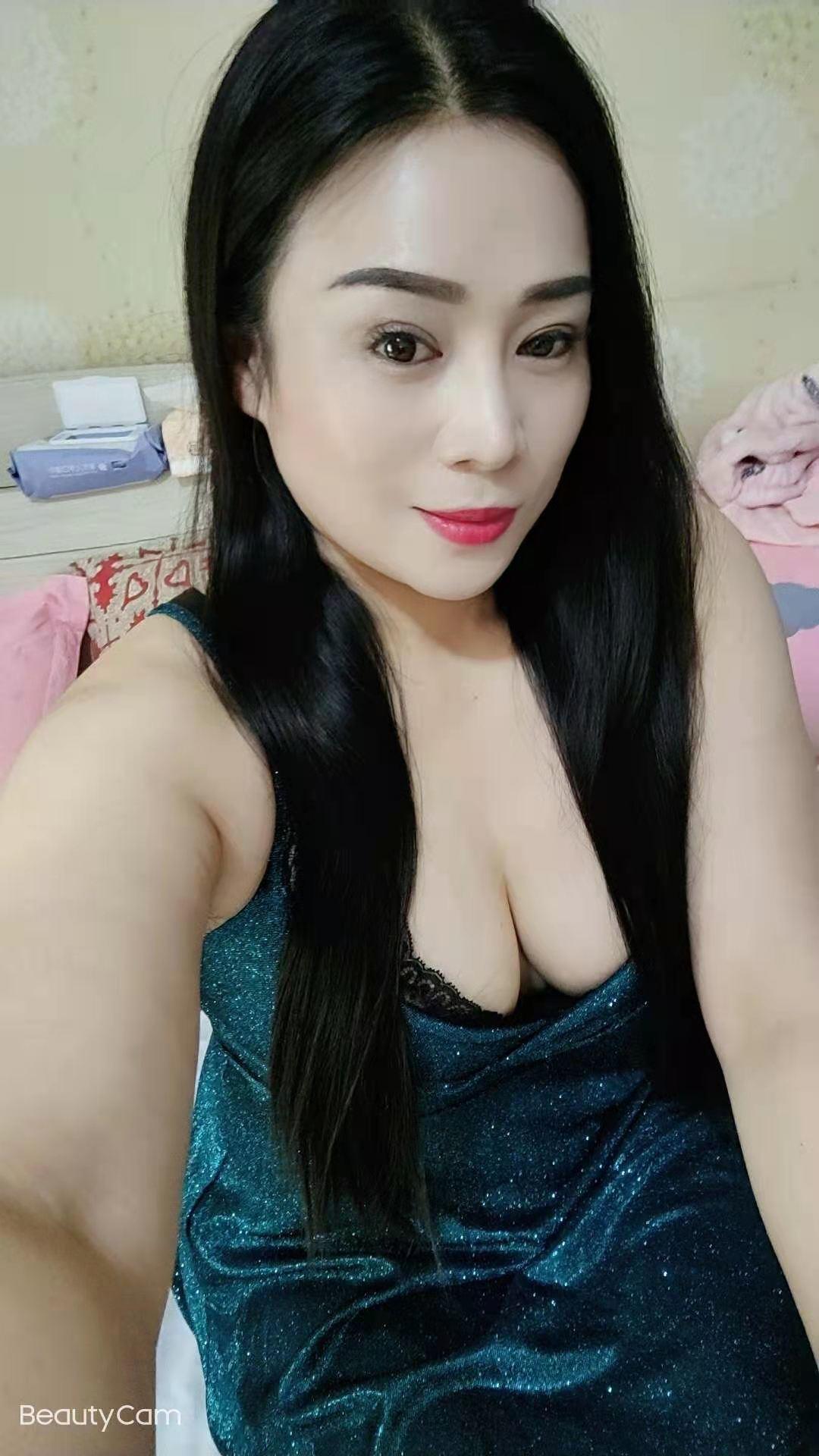 潘家园丰乳肥臀熟女御姐，吊带丝袜很不错 第4张