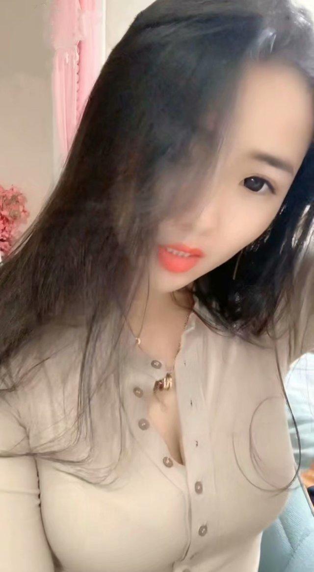 万达广场体轻娇小美女抱起来打桩超爽 第1张