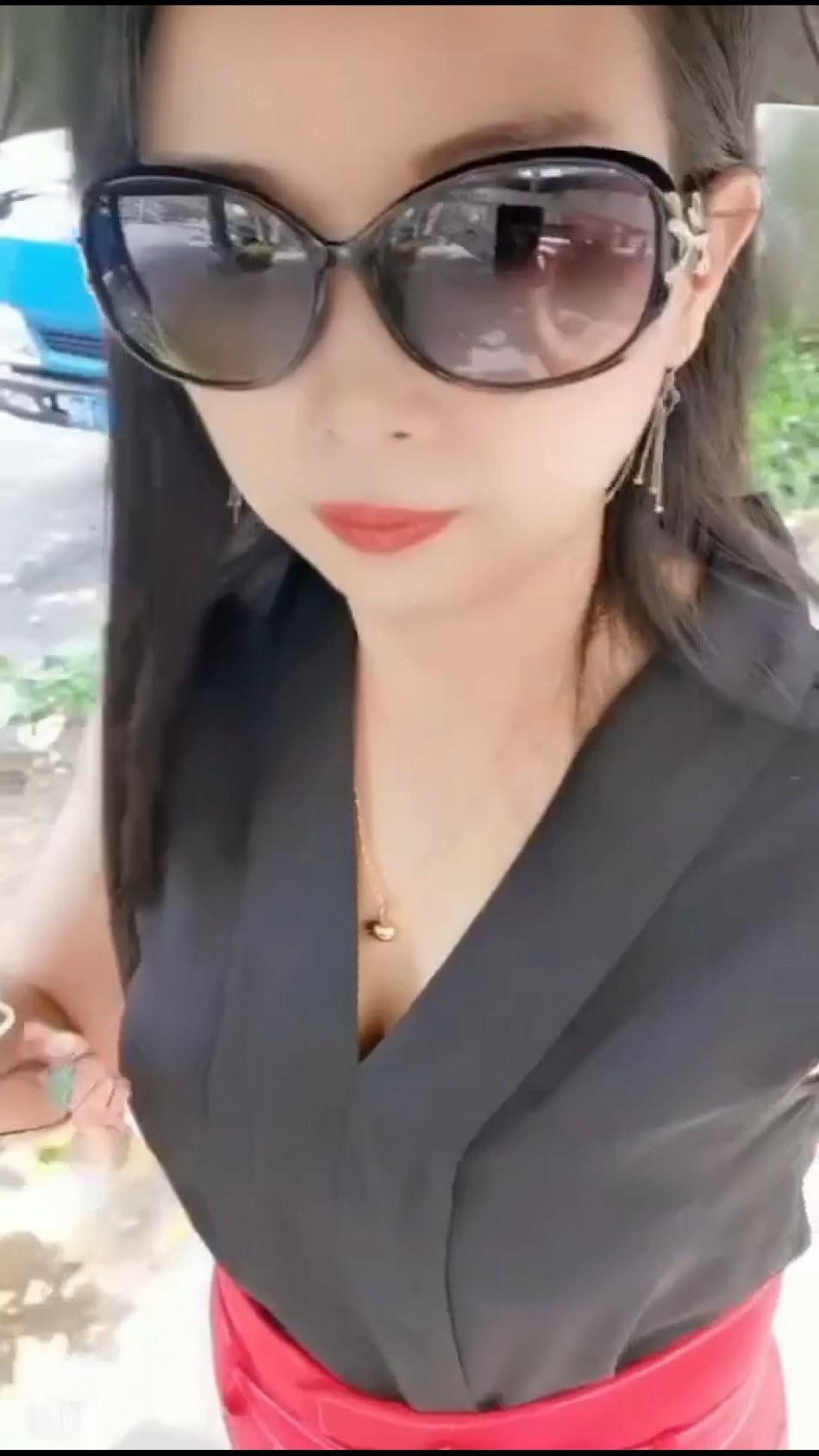玩的很开的熟女，口活一流 第2张